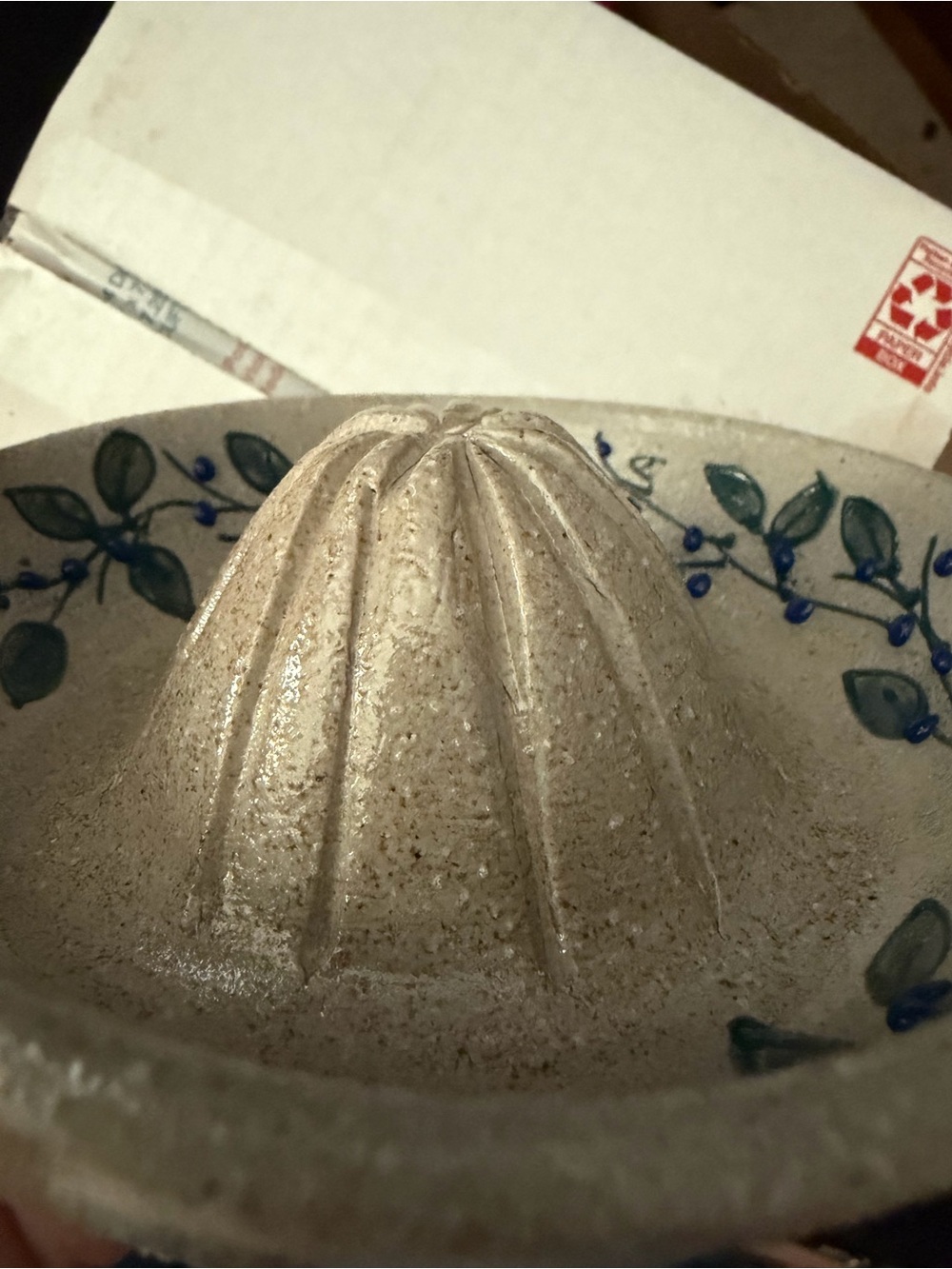 Salmon Falls Stoneware Juicer - Blue / Green Vine - Picture 11 of 12